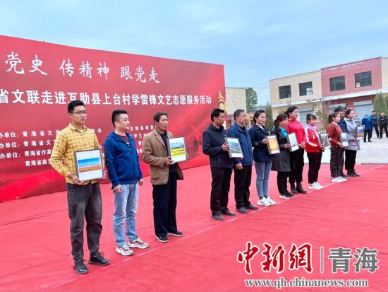 ͼΪ�ຣʡ��Ӱ��Э��־ԸС�ֶ�Ϊ��̨���ί��������Ӱ��Ʒ������� ��