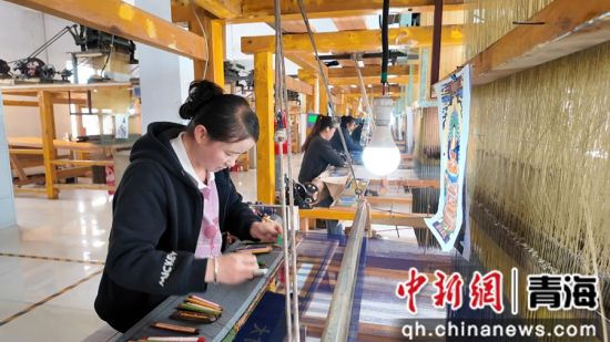 ͼΪÐåÄïÕýÔÚÖ¯Ôì¡£Óá»ÝÕ乩ͼ ͼΪÐåÄïÕýÔÚÖ¯Ôì¡£Óá»ÝÕ乩ͼ