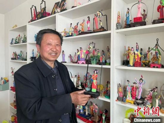 ͼΪÁõ½¨Î÷չʾ×÷Æ·¡£¡¡ÆîÐå¾ê¡¡Éã ͼΪÁõ½¨Î÷չʾ×÷Æ·¡£¡¡ÆîÐå¾ê¡¡Éã