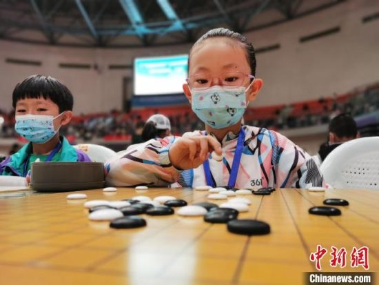 ͼΪ²ÎÈüÕßÏÂÆå¡£¡¡ÕÅÌí¸£¡¡Éã ͼΪ²ÎÈüÕßÏÂÆå¡£¡¡ÕÅÌí¸£¡¡Éã