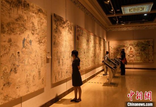 图为市民观展。 周毅 摄 图为市民观展。 周毅 摄