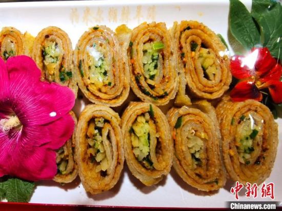 图为冶国华制作的洋芋酿皮。 李隽 摄 图为冶国华制作的洋芋酿皮。 李隽 摄