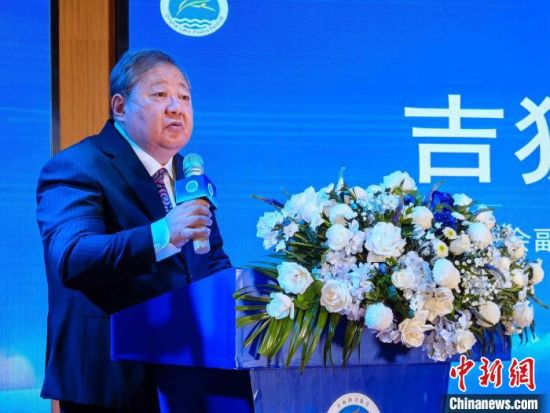 图为吉狄马加在青海湖诗歌节上致辞。 李隽 摄 图为吉狄马加在青海湖诗歌节上致辞。 李隽 摄