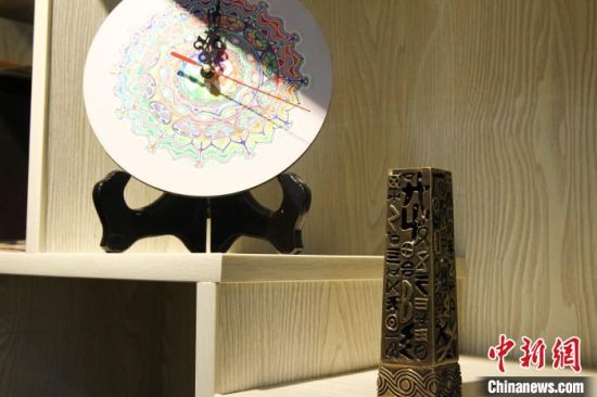 ͼΪÇຣºÓäÒÎÄ»¯ÎÄ´´²úƷչʾ¡£(×ÊÁÏͼ) ÕÅÌí¸£ Éã ͼΪÇຣºÓäÒÎÄ»¯ÎÄ´´²úƷչʾ¡£(×ÊÁÏͼ) ÕÅÌí¸£ Éã