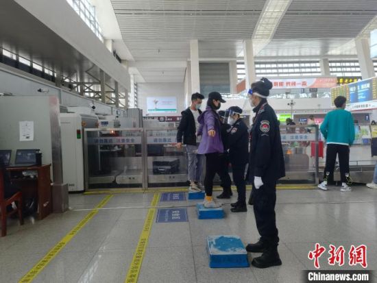 ͼΪ������վ������Ա���ڽ��а��졣 �й���·��ؼ������޹�˾������վ��ͼ