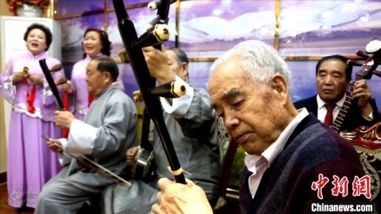 ͼΪʯ���ͻ�����ݳ��ط����ա�������� ��