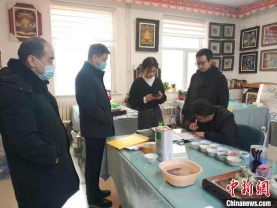 ͼΪִ����Ա�ڡ�ĳ�ƿ������ҡ������ֳ����顣���ຣʡ��Ȩ�ֹ�ͼ