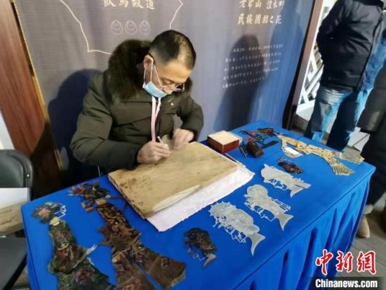 ͼΪ���������ڵ��ƤӰ�����ܷ��߹�ͼ