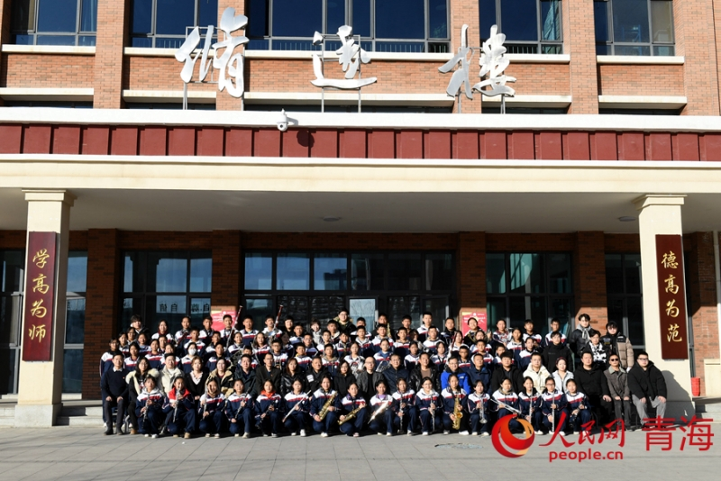 果洛州青少年管乐团学员合影。人民网 况玉摄