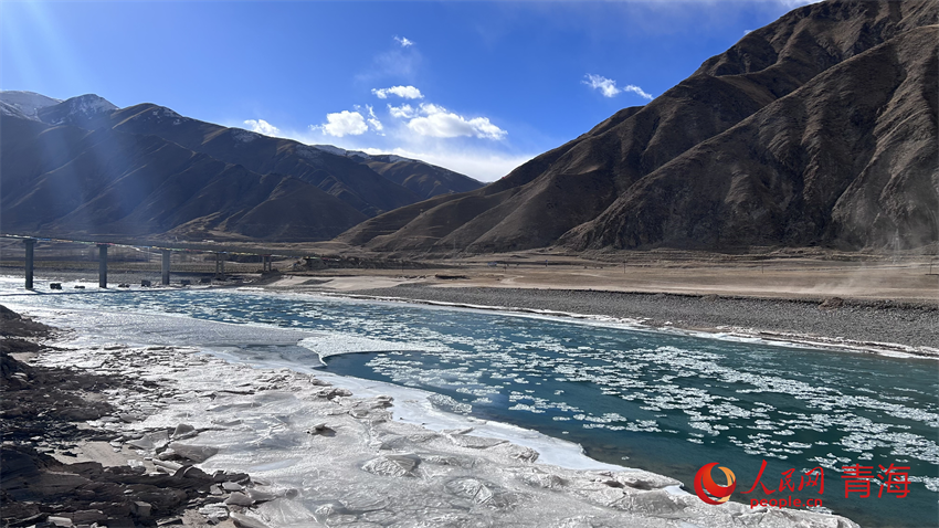 通天河上架起的桥梁。人民网 陈明菊摄