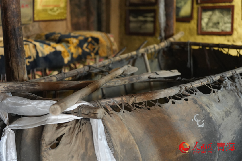 渡河工具牛皮筏子。人民网记者 杨启红