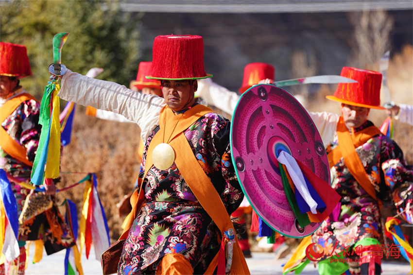 玉树特色歌舞表演。人民网记者 杨启红摄