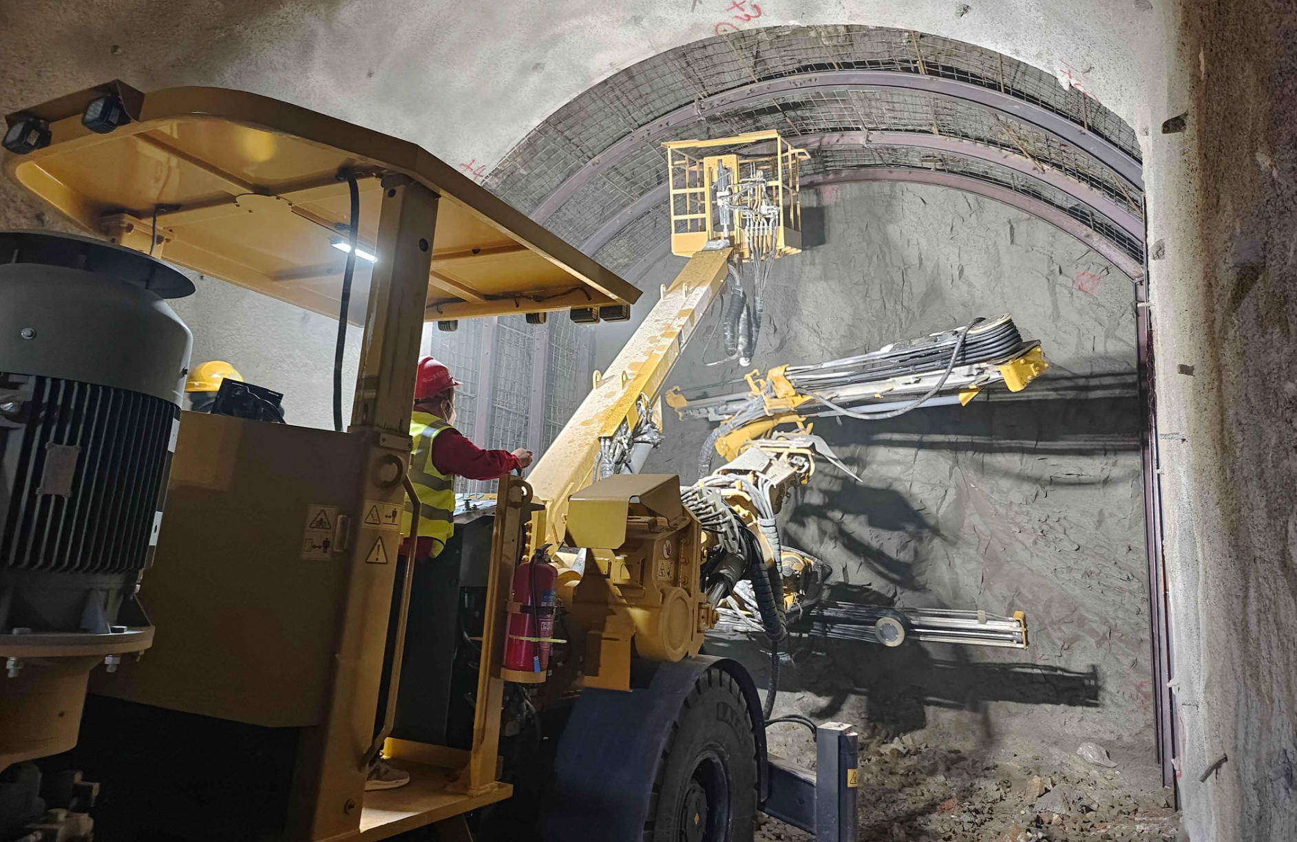 ÇຣÍÛÈóéË®ÐîÄܵçվʩ¹¤ÈËÔ±ÕýÔÚ¶Ôͨ°²¶´½øÐÐÖ§»¤Ê©¹¤¡£¿ýÕ¼Á¼Éã