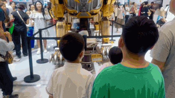 观众驻足欣赏动物机械艺术装置“金钱豹”。