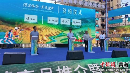 ͼΪ·¢²¼»áǩԼÒÇʽÏÖ³¡¡£äÒÖÐÈÚý¹©Í¼ ͼΪ·¢²¼»áǩԼÒÇʽÏÖ³¡¡£äÒÖÐÈÚý¹©Í¼