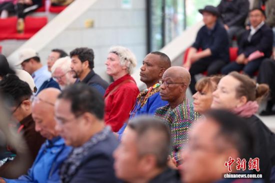 7ÔÂ23ÈÕ£¬¹úÄÚÍâÊ«È˲μÓÊ«¸è½Ú¿ªÄ»Ê½¡£Ñ¦µÙ Éã 7ÔÂ23ÈÕ£¬¹úÄÚÍâÊ«È˲μÓÊ«¸è½Ú¿ªÄ»Ê½¡£Ñ¦µÙ Éã