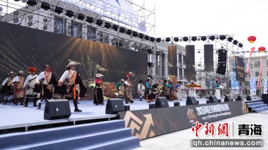 图为演出现场。玛沁县文体旅游广电局 供图 图为演出现场。玛沁县文体旅游广电局 供图