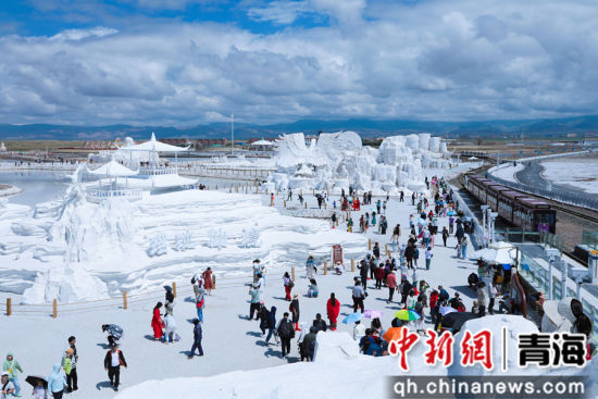图为茶卡盐湖景区游人如织。王生荣 摄 图为茶卡盐湖景区游人如织。王生荣 摄