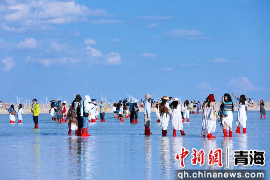 图为茶卡盐湖景区游人如织。王生荣 摄 图为茶卡盐湖景区游人如织。王生荣 摄