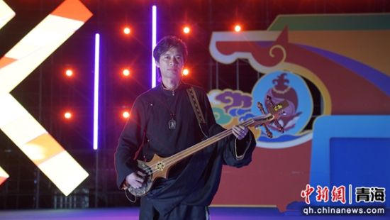 图为扎木念弹唱。共和融媒供图 图为扎木念弹唱。共和融媒供图