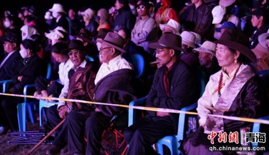 图为观众观看。共和融媒供图 图为观众观看。共和融媒供图