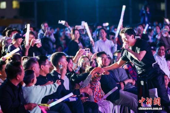 图为音乐会现场,歌手与台下观众互动。薛蒂 摄 图为音乐会现场,歌手与台下观众互动。薛蒂 摄