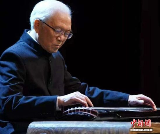 近日,民盟盟员、中国国家级非物质文化遗产项目古琴艺术代表性传承人、古琴演奏家龚一弹奏古琴。 (受访者供图) 近日,民盟盟员、中国国家级非物质文化遗产项目古琴艺术代表性传承人、古琴演奏家龚一弹奏古琴。 (受访者供图)