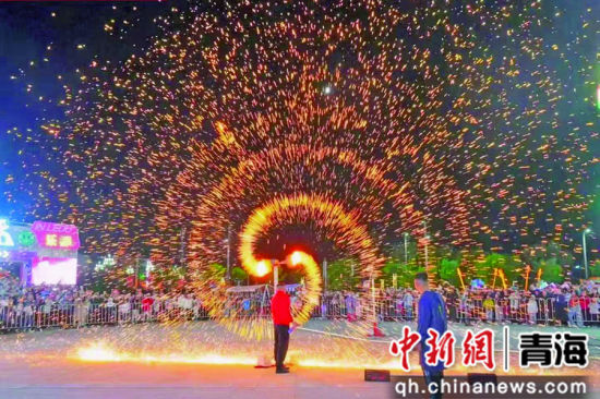 ÓÍ×ìÍå¾°Çø¡°´òÌú»¨¡±±íÑÝ¡£º£¶«ÊÐίÐû´«²¿¹©Í¼ ÓÍ×ìÍå¾°Çø¡°´òÌú»¨¡±±íÑÝ¡£º£¶«ÊÐίÐû´«²¿¹©Í¼