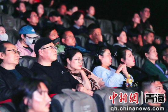 图为专场点映现场,观众观看影片。陈宗淇 摄 图为专场点映现场,观众观看影片。陈宗淇 摄