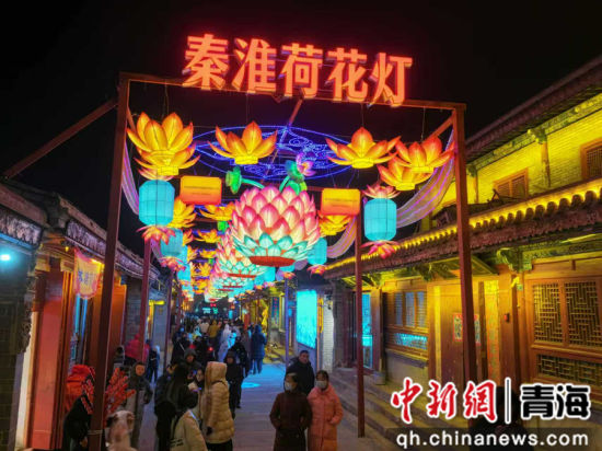 ×ÊÁÏͼΪ¡°ÄþÄþÐ×÷¡¤ºÏÔ´ºÍÃÀ¡±µÚÈý½ìÇຣµ¤¸Á¶ûË«ÄþË«µÆÕ¹ôßµÚ40½ìÖйú¡¤ÇØ»´µÆ»áµ¤¸Á¶û¹Å³Ç·Ö»á³¡ÄÚ£¬ÇØ»´ºÉ»¨µÆÕ¹³ö¡£¡¡¡¡¡¡¡¡ÂíÃúÑÔÉã ×ÊÁÏͼΪ¡°ÄþÄþÐ×÷¡¤ºÏÔ´ºÍÃÀ¡±µÚÈý½ìÇຣµ¤¸Á¶ûË«ÄþË«µÆÕ¹ôßµÚ40½ìÖйú¡¤ÇØ»´µÆ»áµ¤¸Á¶û¹Å³Ç·Ö»á³¡ÄÚ£¬ÇØ»´ºÉ»¨µÆÕ¹³ö¡£¡¡¡¡¡¡¡¡ÂíÃúÑÔÉã