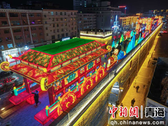 ×ÊÁÏͼΪº½ÅÄ¡°ÄþÄþÐ×÷¡¤ºÏÔ´ºÍÃÀ¡±µÚÈý½ìÇຣµ¤¸Á¶ûË«ÄþË«µÆÕ¹ôßµÚ40½ìÖйú¡¤ÇØ»´µÆ»áµ¤¸Á¶û¹Å³Ç·Ö»á³¡ÄÚ£¬µÆ²Êè財£(ÎÞÈË»úÕÕÆ¬) ¡¡¡¡ÂíÃúÑÔÉã ×ÊÁÏͼΪº½ÅÄ¡°ÄþÄþÐ×÷¡¤ºÏÔ´ºÍÃÀ¡±µÚÈý½ìÇຣµ¤¸Á¶ûË«ÄþË«µÆÕ¹ôßµÚ40½ìÖйú¡¤ÇØ»´µÆ»áµ¤¸Á¶û¹Å³Ç·Ö»á³¡ÄÚ£¬µÆ²Êè財£(ÎÞÈË»úÕÕÆ¬) ¡¡¡¡ÂíÃúÑÔÉã