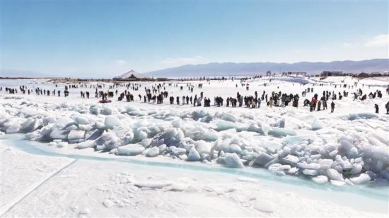 青海湖景区凭借冬季独特的蓝冰奇观吸引着各地游客。图片由青海湖旅游发展集团有限公司提供 青海湖景区凭借冬季独特的蓝冰奇观吸引着各地游客。图片由青海湖旅游发展集团有限公司提供