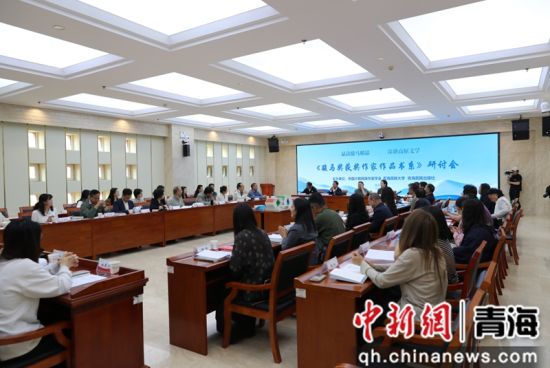 图为与会人员合影留念。王伟摄 图为与会人员合影留念。王伟摄