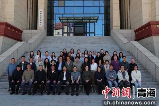 图为与会人员合影留念。王伟摄 图为与会人员合影留念。王伟摄
